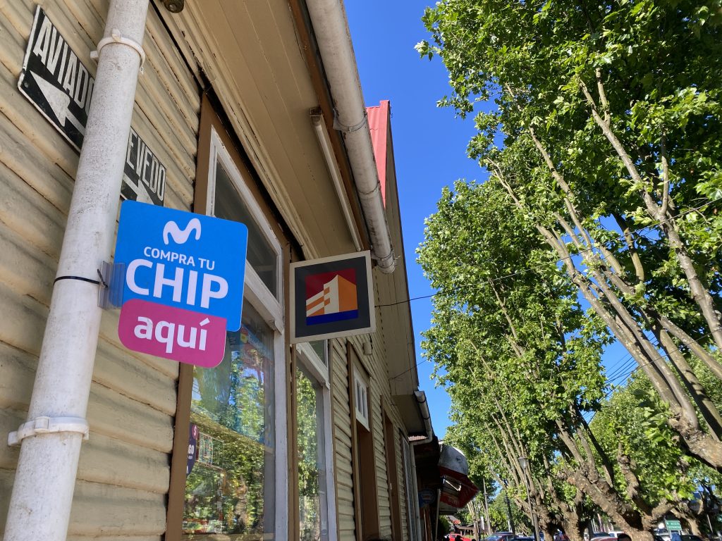 Photo of sign outside a store in Chile where they sell Movistar prepaid SIMs