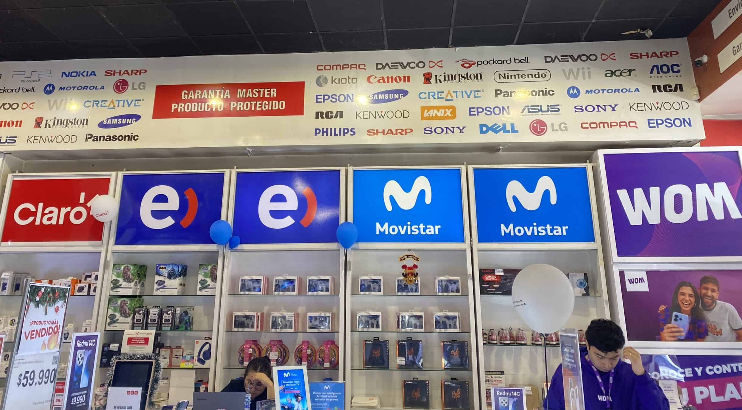 Image of kiosk inside a department store selling phone plans from Chile's four main telephone operators